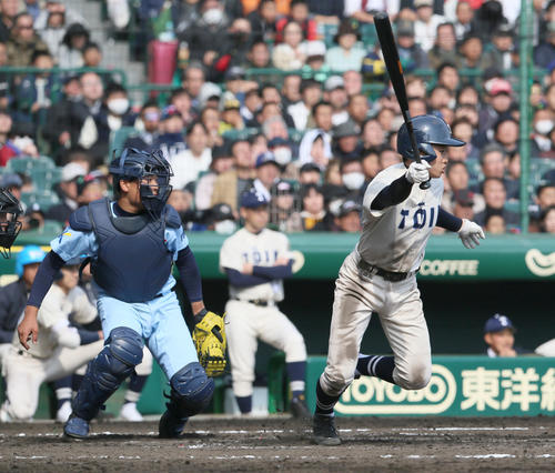 啓新対桐蔭学園　2回裏桐蔭学園2死満塁、山本慎太朗は投前適時打を放ち2－3とする、捕手は穴水芳喜（撮影・上山淳一）