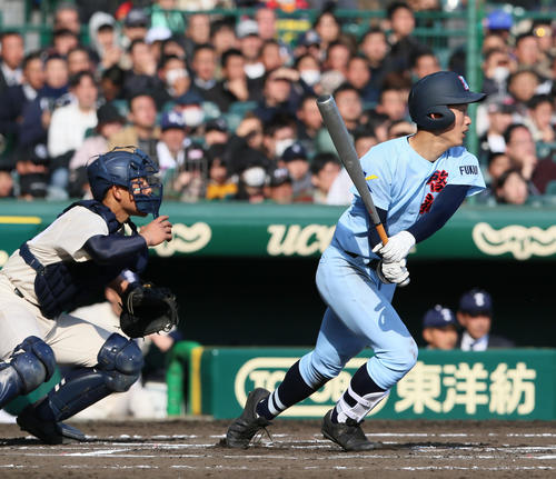 啓新対桐蔭学園　6回表啓新1死二塁、古川剛は左に適時二塁打を放ち4－2とする、捕手は清水聖（撮影・上山淳一）