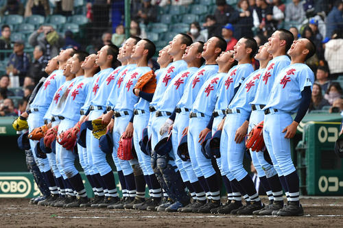 啓新対桐蔭学園　初戦を突破し校歌を歌う啓新ナイン（撮影・清水貴仁）