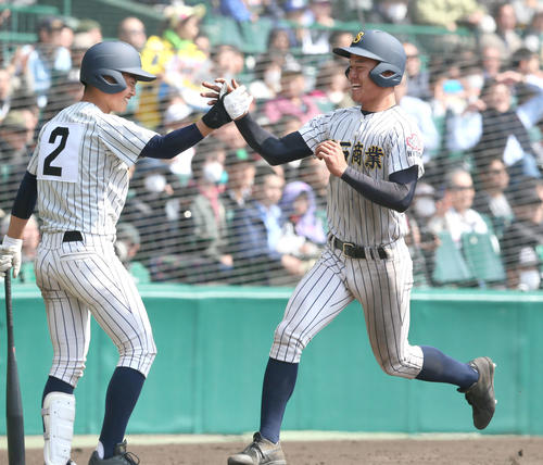 国士舘対明石商　7回裏明石商1死三塁、山田裕也のワイルドピッチで三走・清水良（右）が返り4－1とする（撮影・上山淳一）