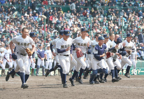 国士舘対明石商　国士舘に勝利し、応援席に向かって笑顔で駆けだす明石商ナイン（撮影・上山淳一）