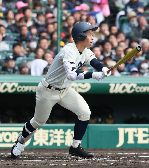 松山聖陵対大分　1回裏大分1死一、二塁、中尾拓士は右に先制の2点適時二塁打を放つ（撮影・上山淳一）