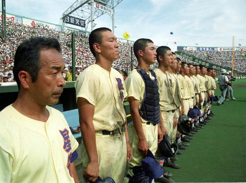 山下智茂監督（左端）と松井秀喜ら星稜ナイン