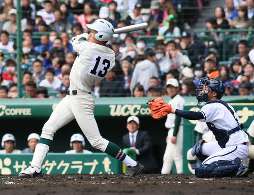 高松商対市和歌山 2回裏市和歌山2死一、二塁、壱岐有翔は中に2点適時二塁打を放ち3-0とする、捕手は新居龍聖(撮影・上山淳一)
