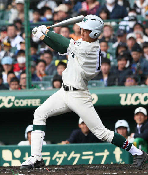 高松商対市和歌山 4回裏市和歌山1死三塁、壱岐有翔は中前適時打を放ち6-0とする(撮影・上山淳一)