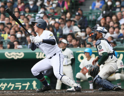 高松商対市和歌山 6回表高松商1死満塁、上田蓮は右前2点適時打を放つ、捕手は米田航輝(撮影・上山淳一)