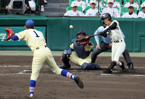 習志野対星稜 4回表習志野2死一、二塁、竹縄俊希は右前に同点適時打を放つ。投手奥川恭伸(撮影・栗木一考)