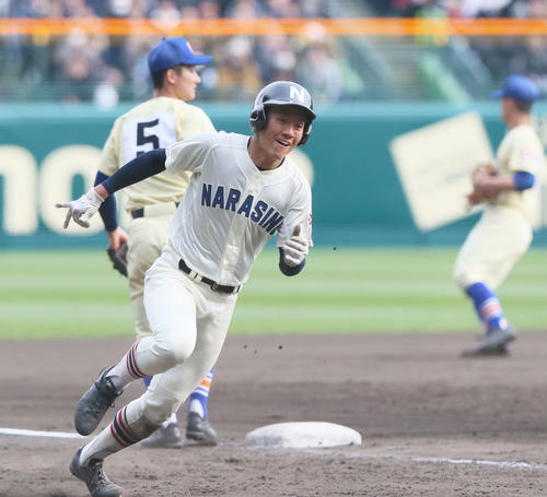 習志野対星稜 7回表習志野2死二塁、角田勇斗の三ゴロ後逸で二走・兼子将太朗(手前)が生還し2-1とする(撮影・上山淳一)
