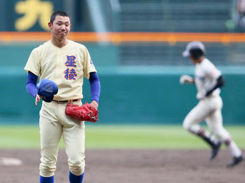 習志野対星稜 9回表習志野1死、兼子将太朗(右)に左越え本塁打を浴びガッカリする奥川恭伸(撮影・上山淳一)
