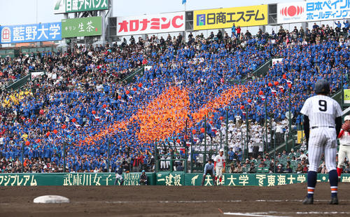 智弁和歌山対熊本西 4回裏、盛り上がる熊本西の応援席(撮影・上山淳一)