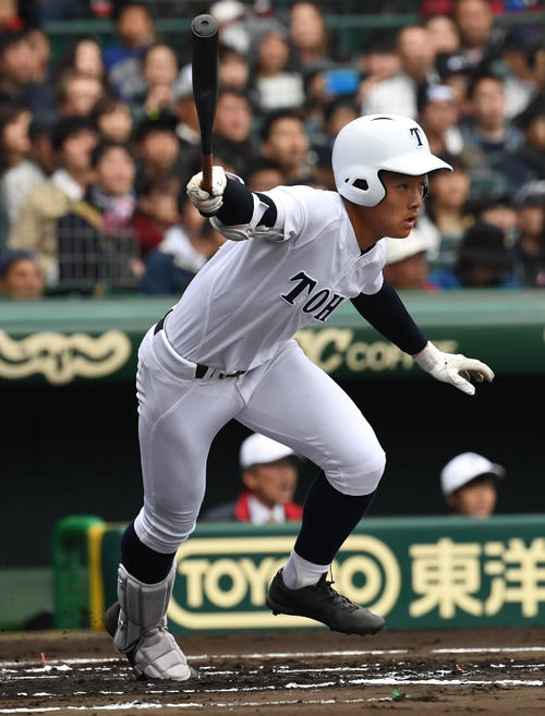 東邦対広陵　1回表東邦2死一、二塁、吉納翼が右前適時安打を放つ（撮影・奥田泰也）