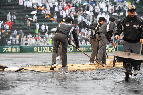 智弁和歌山対啓新　降雨のためぬかるんだグラウンドに土を入れる（撮影・奥田泰也）