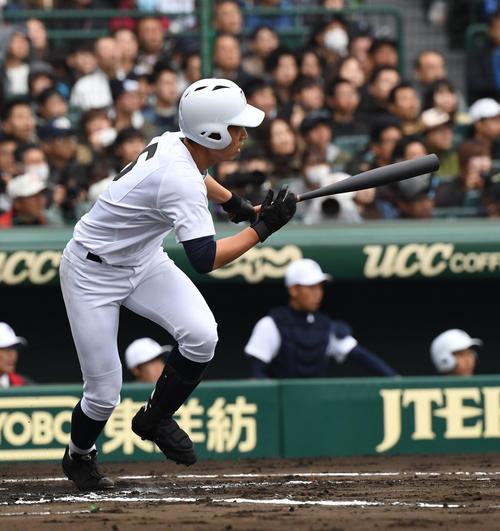 東邦対広陵　1回表東邦2死満塁、長屋陸渡が左前適時安打を放つ（撮影・奥田泰也）
