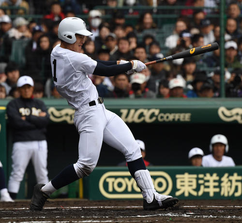 東邦対広陵　3回表東邦無死、石川昂弥は左越え本塁打を放つ（撮影・奥田泰也）