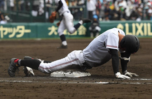 東邦対広陵　6回表広陵2死一塁、秋山功太郎は遊ゴロで一塁ヘッドスライディングするもアウトとなる（撮影・奥田泰也）