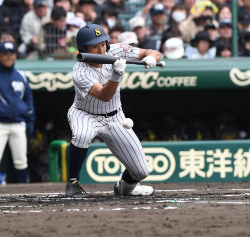 明石商対大分　1回表明石商1死三塁、重宮涼がスクイズを決める（撮影・奥田泰也）