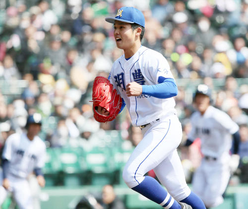 龍谷大平安対明豊　6回表龍谷大平安2死満塁、明豊は若杉晟汰は半保和貴を二ゴロに仕留めガッツポーズ（撮影・上山淳一）
