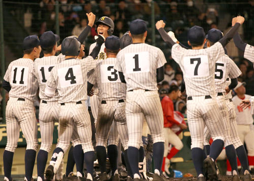智弁和歌山対明石商　9回裏明石商無死、来田のサヨナラ右越え本塁打に沸く明石商ナイン（撮影・上山淳一）