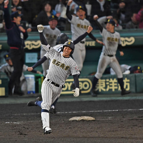 智弁和歌山対明石商　9回裏明石商無死、右越えにサヨナラ本塁打を放った来田涼斗はガッツポーズ（撮影・和賀正仁）