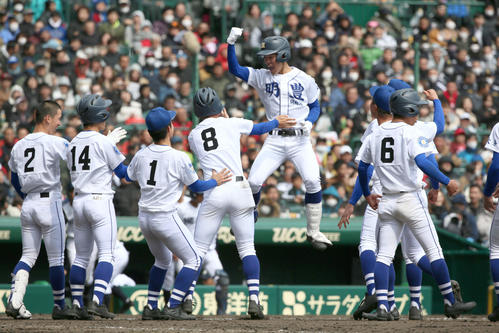 龍谷大平安対明豊　11回裏明豊2死満塁、後藤杏太はセンターにサヨナラを放ちハイジャンプで喜びを爆発させる（撮影・上山淳一）