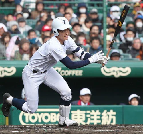 東邦対筑陽学園　4回表東邦1死一、二塁、成沢は右中間に先制2点適時二塁打を放つ（撮影・上山淳一）