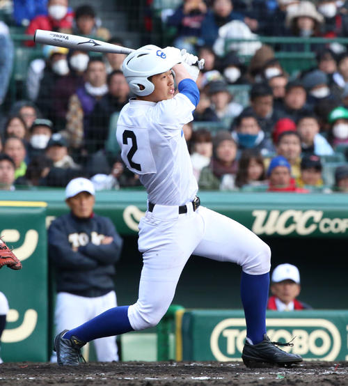 東邦対筑陽学園　4回裏筑陽学園2死一、二塁、進藤は中前適時打を放ち1－2とする（撮影・上山淳一）