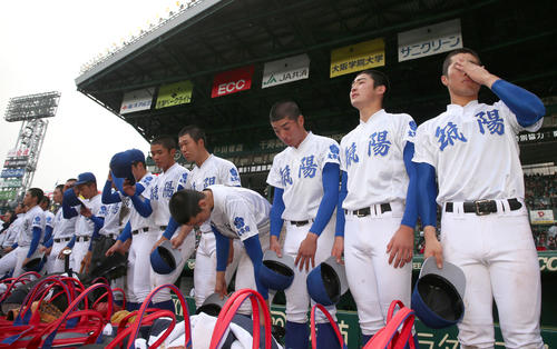 東邦対筑陽学園　東邦に敗れ悔しい表情の筑陽学園ナインたち（撮影・上山淳一）