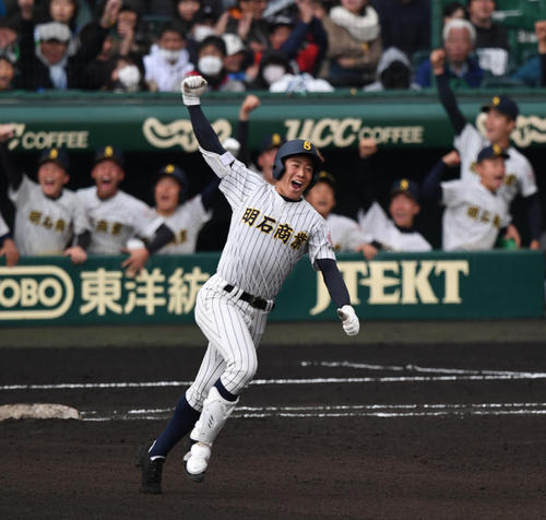 1回裏明石商無死、右越えに先頭打者本塁打を放った来田は一塁を回ってガッツポーズ（撮影・和賀正仁）