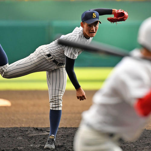 智弁和歌山対明石商　力投する明石商先発の中森（撮影・横山健太）