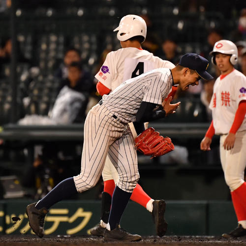 智弁和歌山対明石商　6回表を無失点に抑えほえる明石商・中森（撮影・横山健太）