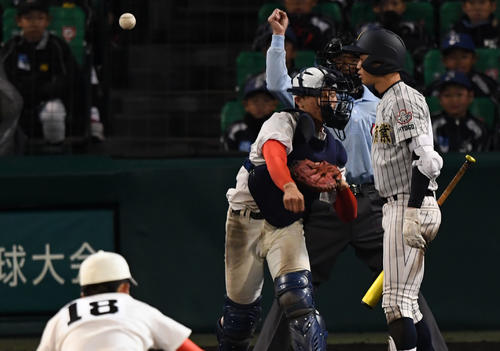 智弁和歌山対明石商　7回裏明石商無死一、二塁、飛び出した二塁走者・重宮を刺す東妻（撮影・和賀正仁