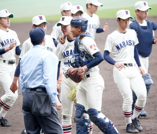 習志野対市和歌山　市和歌山に勝利し、捕手の兼子将太朗（手前右）はエース飯塚脩人に肩組みして喜ぶ（撮影・上山淳一）