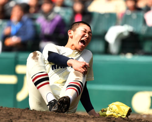 習志野対市和歌山　8回裏市和歌山1死、柏山崇の打球が左膝に直撃し顔をしかめる飯塚（撮影・横山健太）