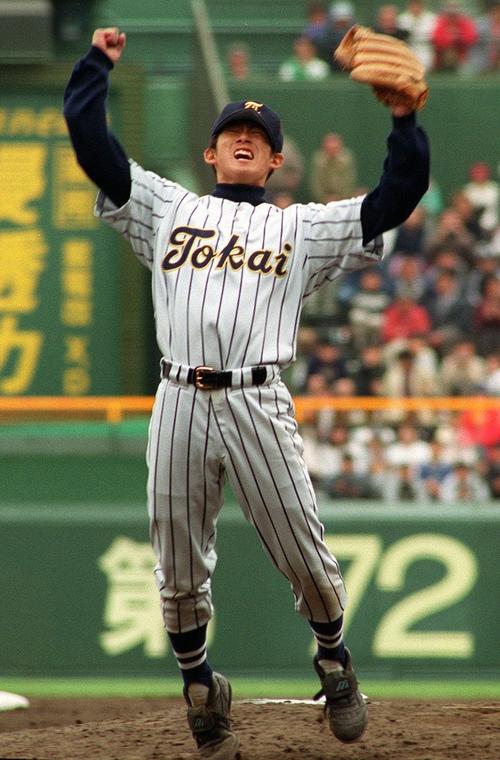 平成12年決勝　東海大相模対智弁和歌山　最後の打者を三振に打ち取った東海大相模の筑川は両手を天に突き上げ力強くガッツポーズ