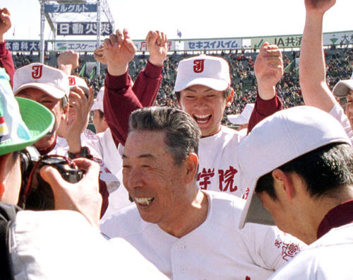 平成13年、初優勝を飾った常総学院ナインと木内幸男監督