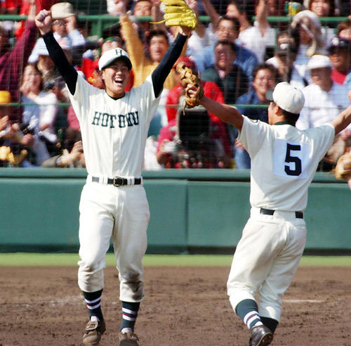 平成14年決勝　鳴門工対報徳学園　28年ぶりの選抜優勝を決めてマウンドでバンザイしながら喜ぶ報徳学園・大谷智久投手