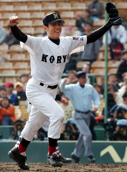 平成15年決勝　広陵対横浜　完投勝利で優勝を果たし、ガッツポーズする広陵の西村健太朗