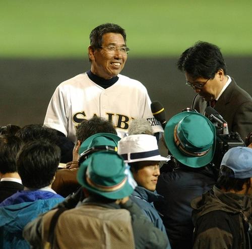 平成16年決勝　愛工大名電対済美　優勝インタビューを受け笑顔を見せる済美・上甲正典監督
