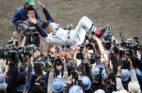 平成18年決勝　横浜対清峰　横浜を優勝に導き、ナインに胴上げされる渡辺元智監督