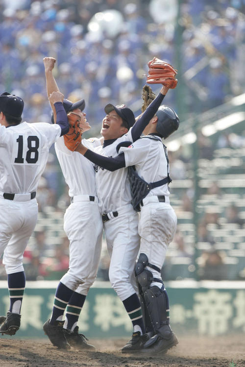 平成20年決勝　沖縄尚学対聖望学園　優勝を決めた沖縄尚学の東浜巨（中央＝現ソフトバンク）は高甫栄輝（左）、嶺井博希捕手（現DeNA）と抱き合って大喜び