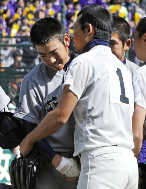 平成21年決勝　清峰対花巻東　試合終了後、健闘をたたえ握手する優勝した清峰・今村（現広島）と花巻東・菊池（現マリナーズ）