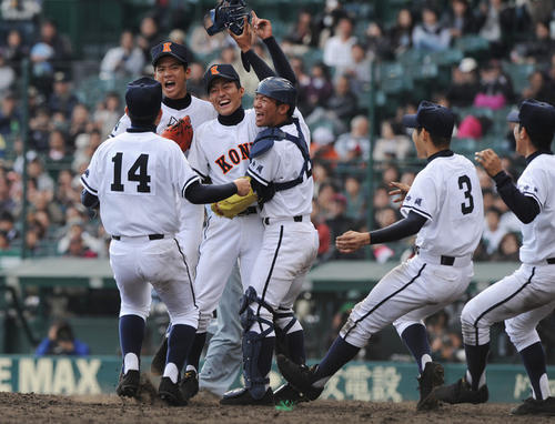 平成22年決勝　興南対日大三　延長12回最後の打者を打ち取り優勝を決め大喜びの興南エース島袋洋奨（左から3人目＝現ソフトバンク）