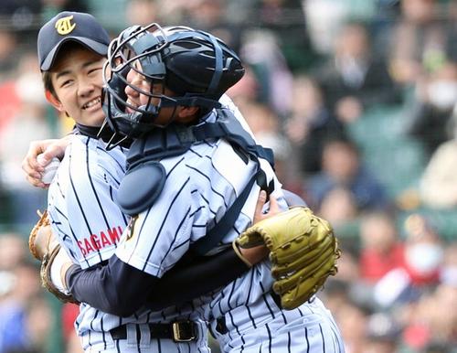 平成23年決勝　東海大相模対九州国際大付　優勝を果たした東海大相模・佐藤大貢（右）は近藤と抱き合って喜ぶ