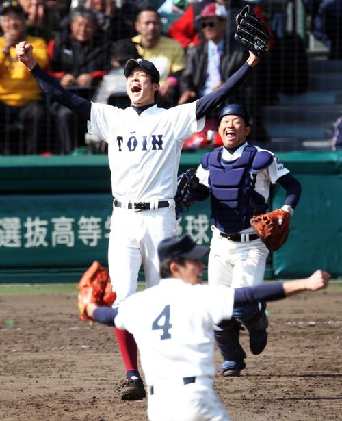 平成24年決勝　大阪桐蔭対光星学院　優勝を果たしガッツポーズする大阪桐蔭・藤浪晋太郎（現阪神）、後ろは捕手森（現西武）