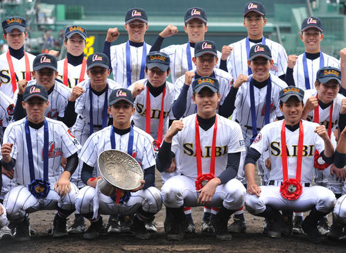 平成25年決勝　浦和学院対済美　試合後記念撮影する浦和学院エース小島和哉（下段中央左＝現ロッテ）と済美エース安楽智大（同右＝現楽天）
