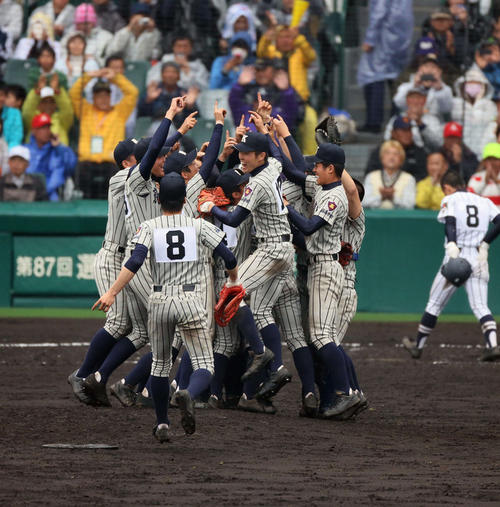 平成27年決勝　敦賀気比対東海大四　選抜優勝を決めてガッツポーズで集まる敦賀気比の松本哲幣（右から３人目）ら