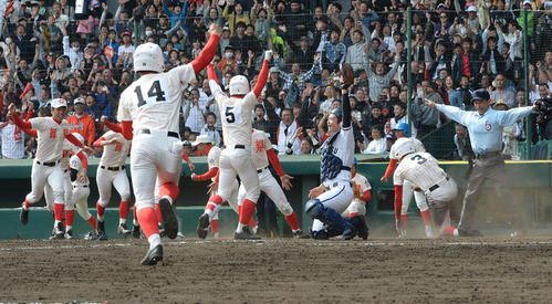 平成28年決勝　智弁学園対高松商　11回裏智弁学園2死一塁、村上頌樹の中越えサヨナラ打で一塁走者の高橋直暉（背番号3）が生還。優勝を決め歓喜する智弁学園ナイン