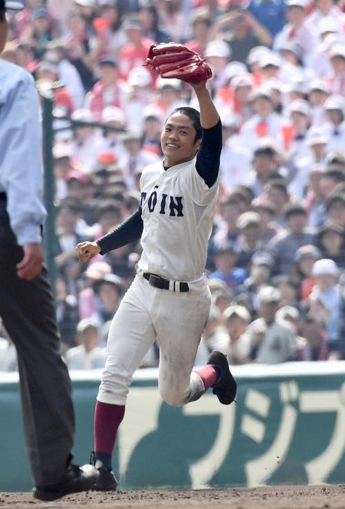 平成30年決勝　智弁和歌山対大阪桐蔭　選抜連続優勝を果たししグラブを上げて喜ぶ大阪桐蔭・根尾昂（現中日）
