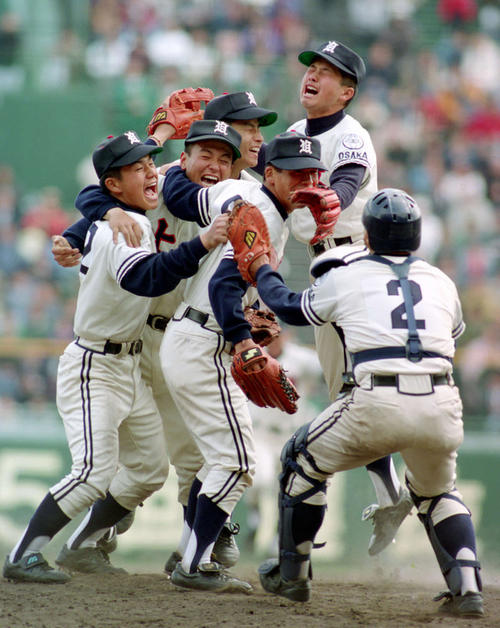 平成5年決勝　大宮東対上宮　「ヤッター！」。センバツ初優勝を飾った上宮ナインはマウンド上で抱き合って大喜び