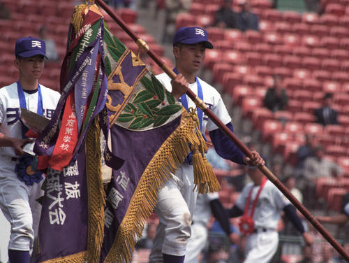 平成9年、優勝旗を手にする天理の東辰弥主将